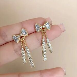 14K 
Gold Bow Earrings